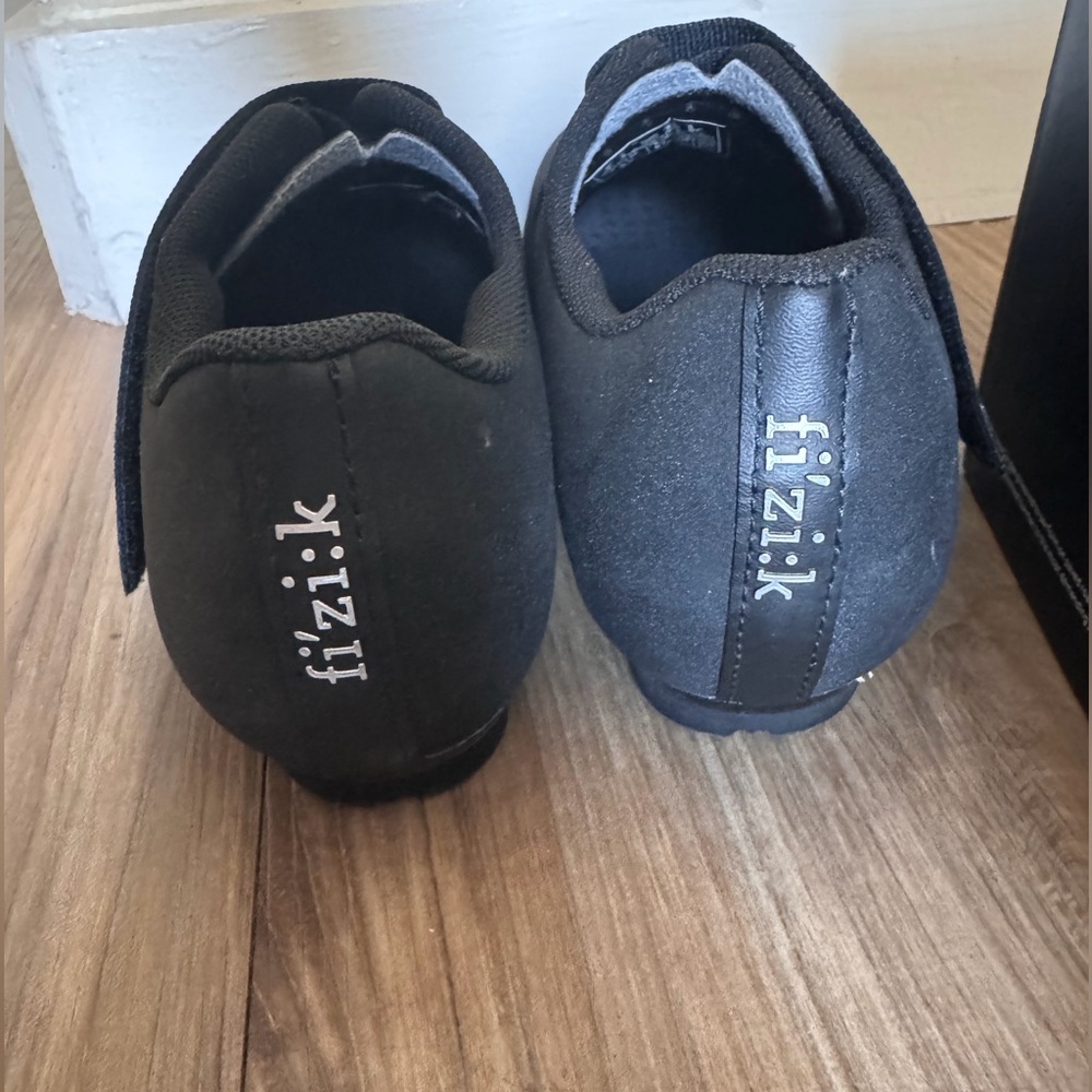 fi’zi:k- Black Cycling Shoes with Velcro Straps
Size:39 - Picture 4 of 9